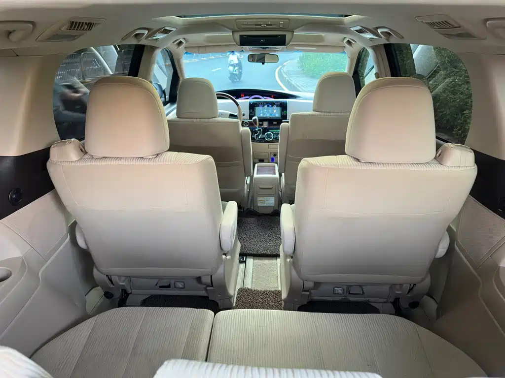 Toyota Previa 2017 — фото 20