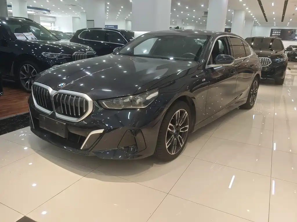 BMW 5 Series 2025 — фото 1