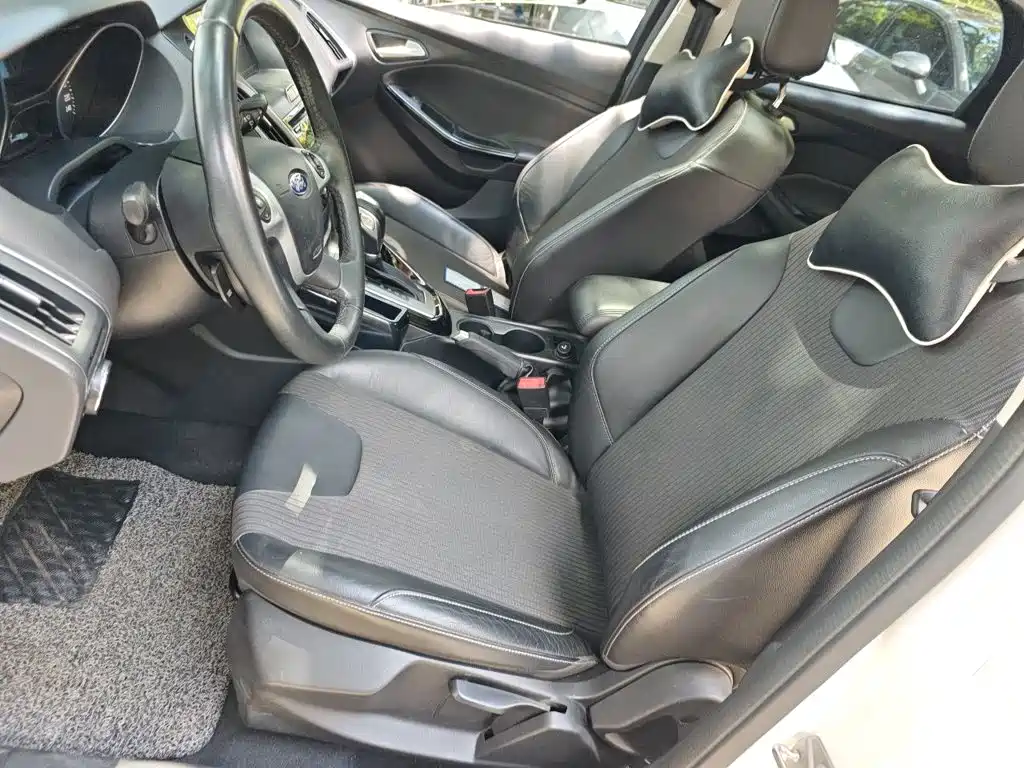 Ford Focus 2014 — фото 12