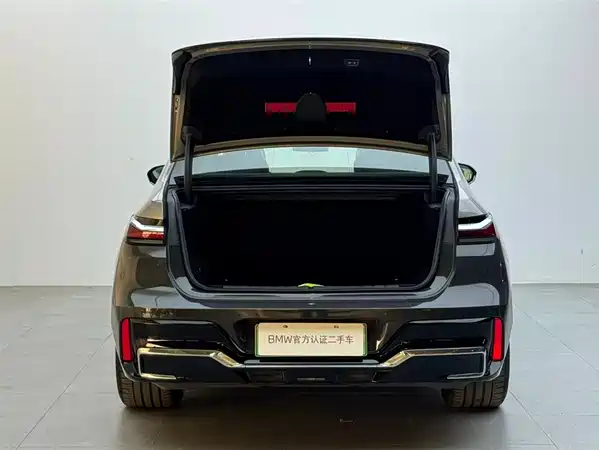 BMW i7 M70L 2024