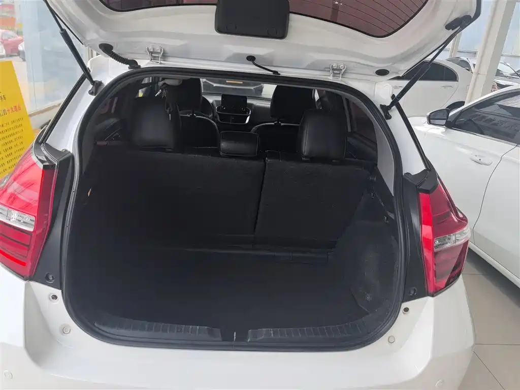 Toyota Yaris L 2021 — фото 19