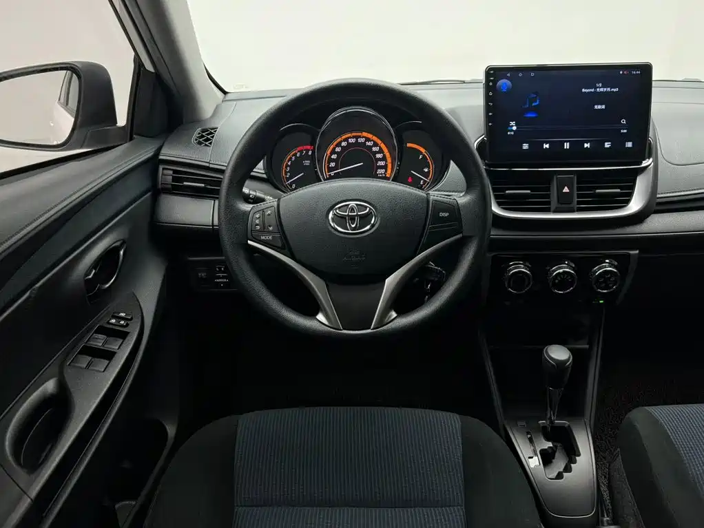 Toyota Yaris L 2022 — фото 19