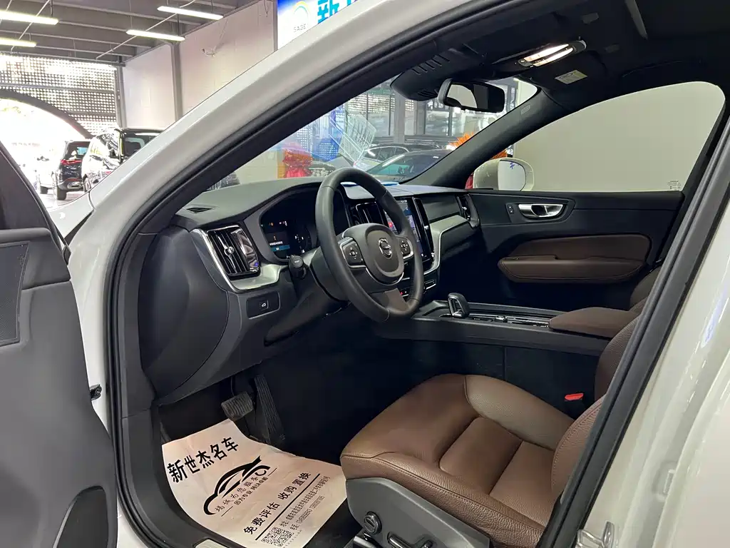 Volvo XC60 2025 — фото 4