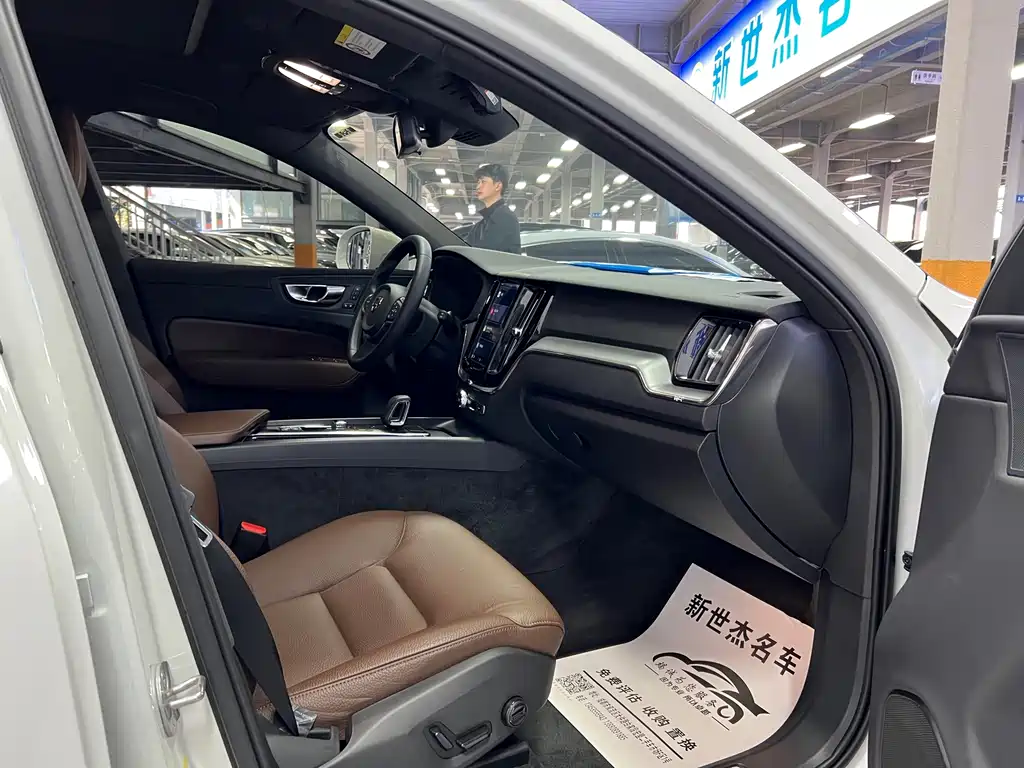 Volvo XC60 2025 — фото 10