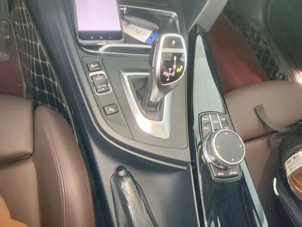 BMW 3 Series 2018 — фото 14