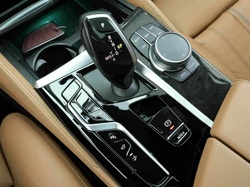 BMW 6 Series GT 2025 — фото 10