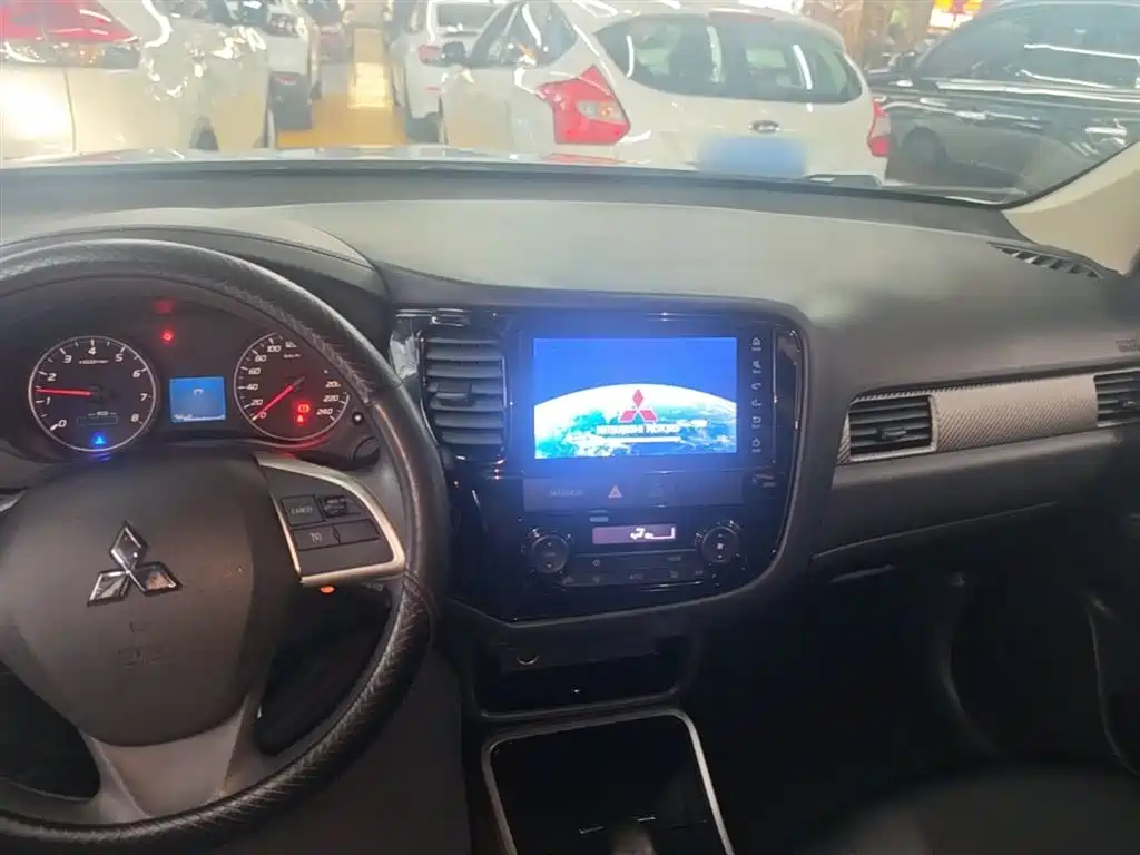 Mitsubishi Outlander 2018 — фото 10