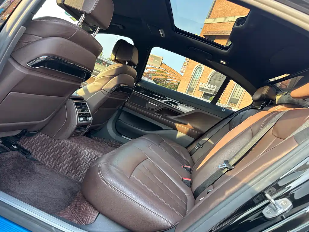 BMW 7 Series 2018 — фото 11