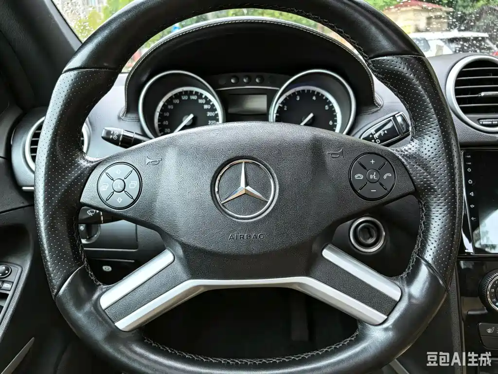 Mercedes-Benz M-Class 2011 — фото 14