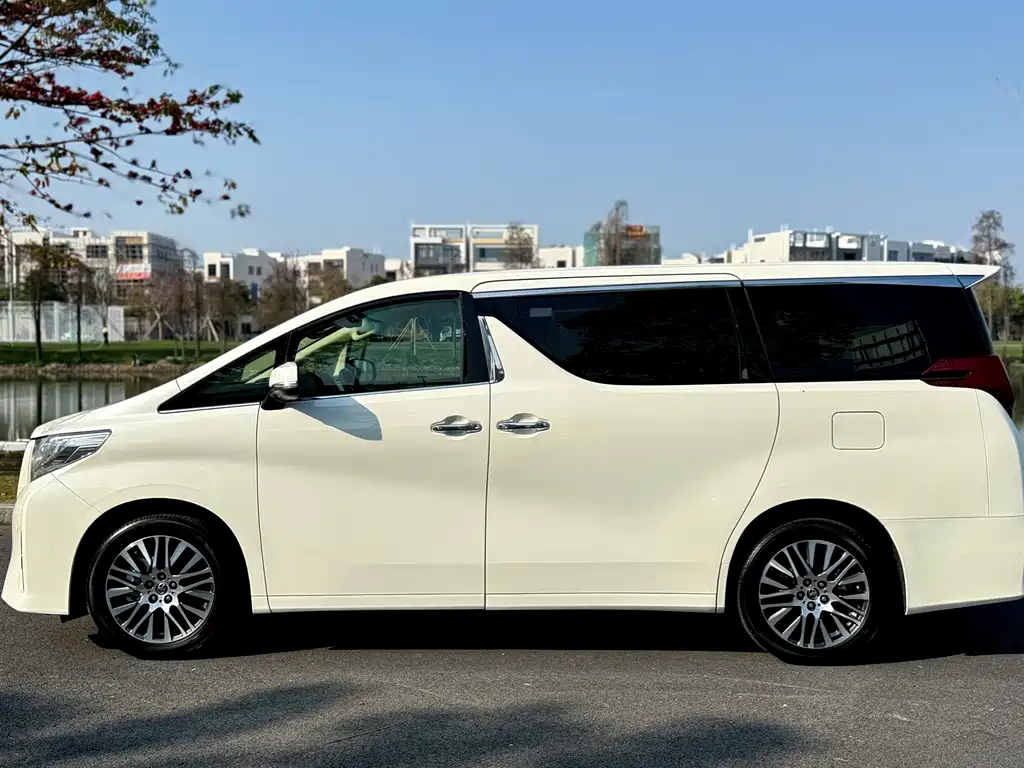 Toyota Alphard 2017 — фото 3