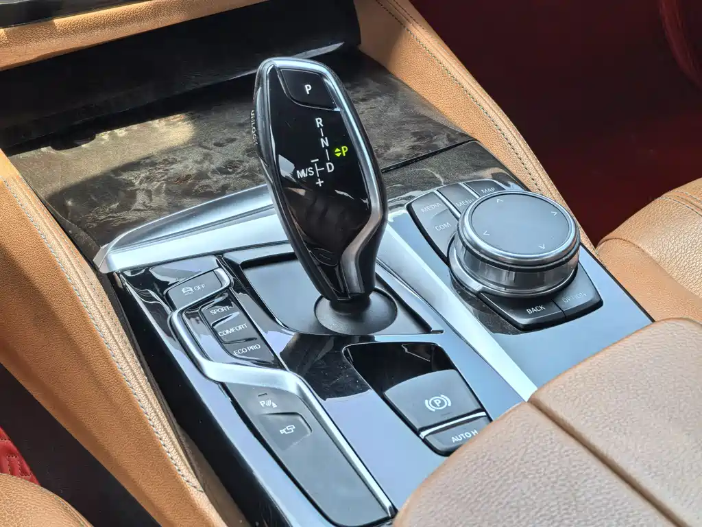 BMW 5 Series 2018 — фото 14