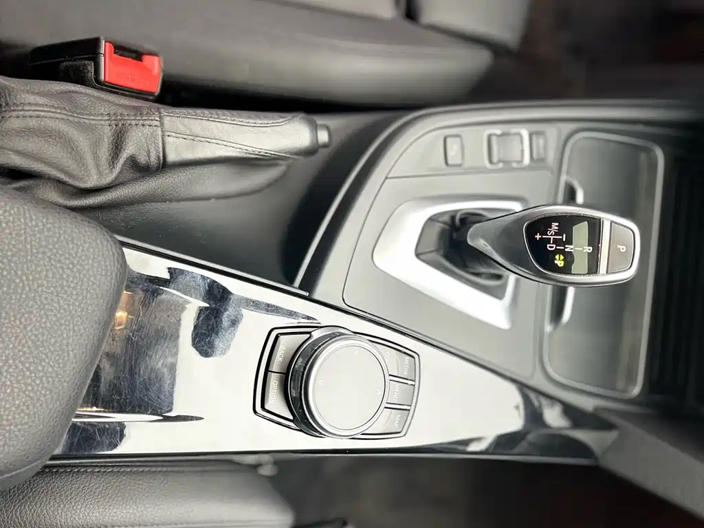 BMW 3 Series 2018 — фото 22