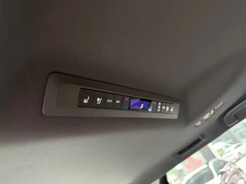 Toyota Sienna 2023 — фото 17