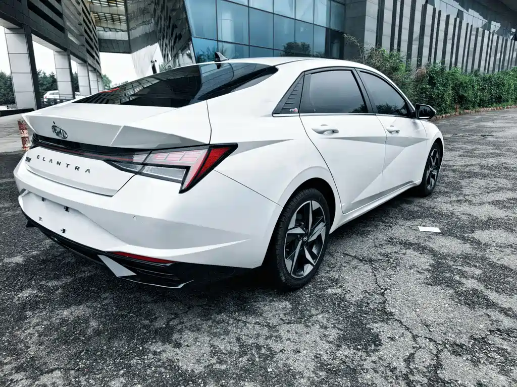 Hyundai Elantra 2022 — фото 9