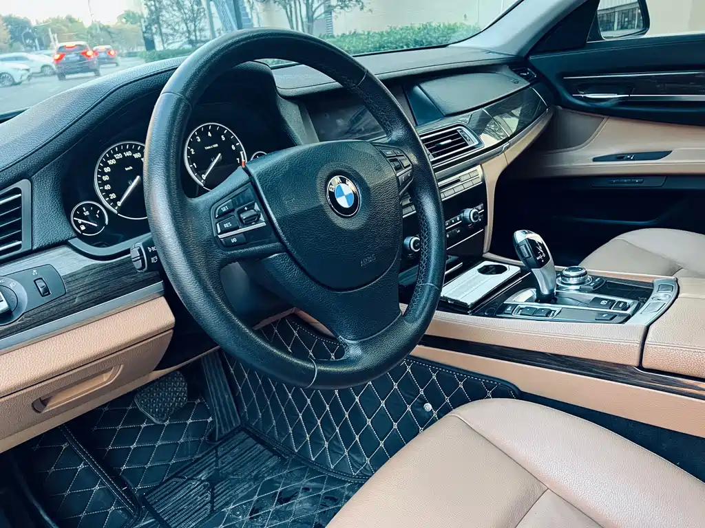 BMW 7 Series 2012 — фото 8