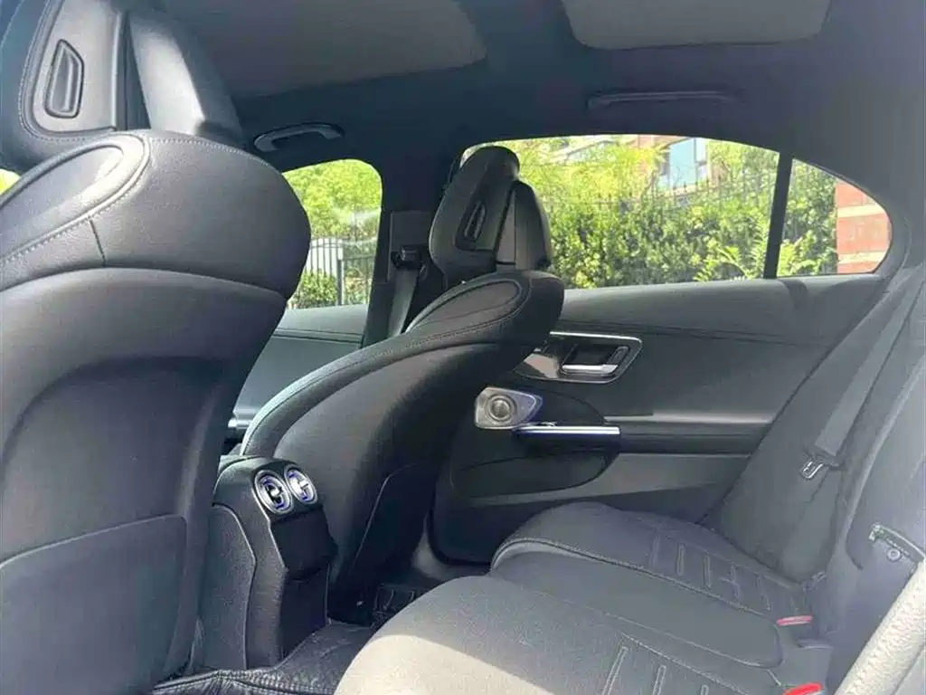 Mercedes-Benz C-Class 2023 — фото 3