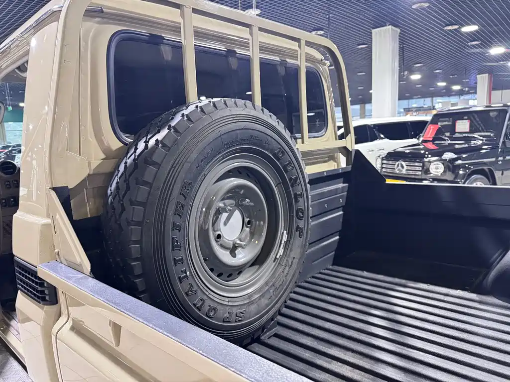 Toyota FJ Cruiser 2017 — фото 8