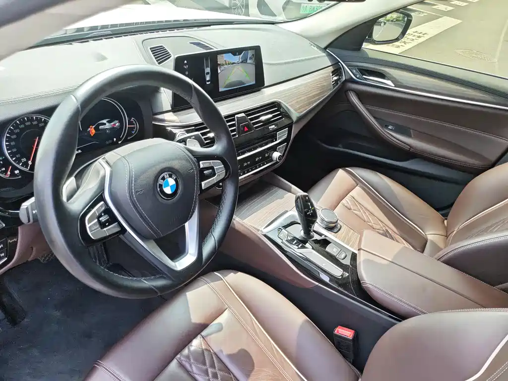 BMW 5 Series 2018 — фото 13
