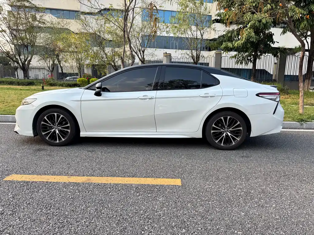 Toyota Camry 2019 — фото 11