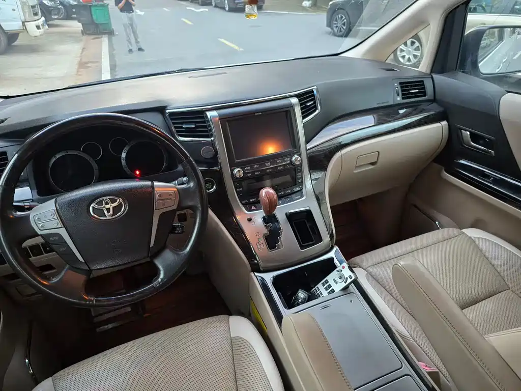 Toyota Alphard 2015