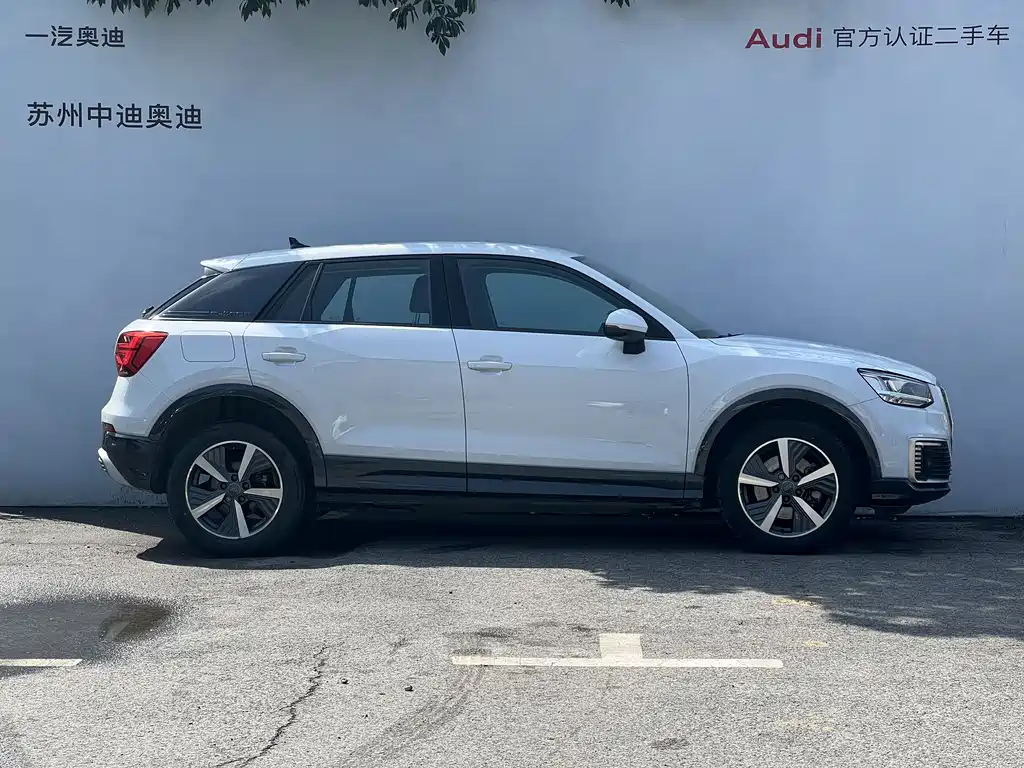 Audi Q2L e-tron 2020 — фото 8