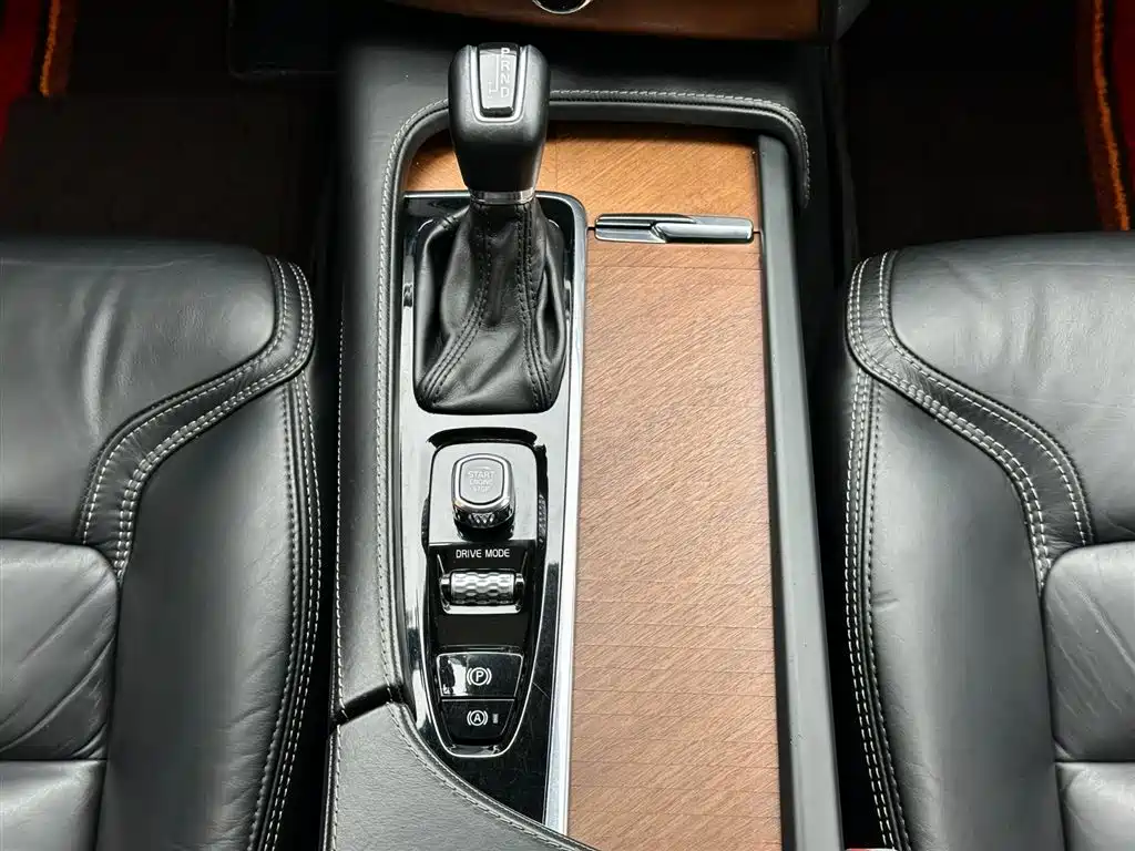 Volvo XC90 2018 — фото 28