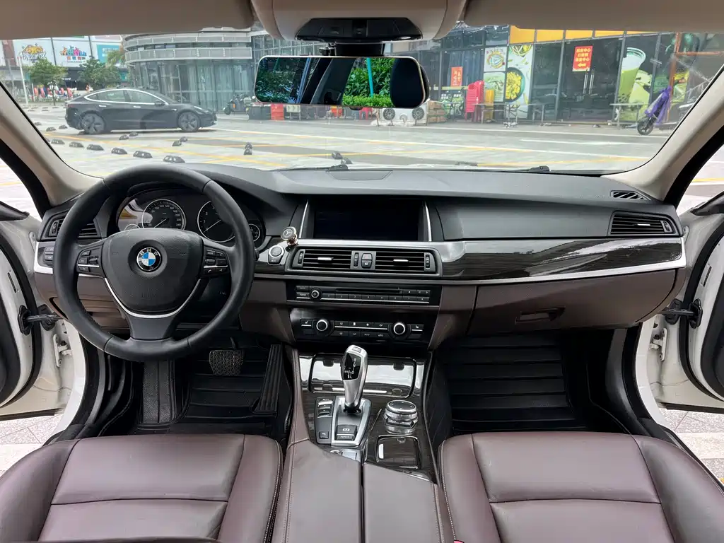 BMW 5 Series 2015 — фото 15