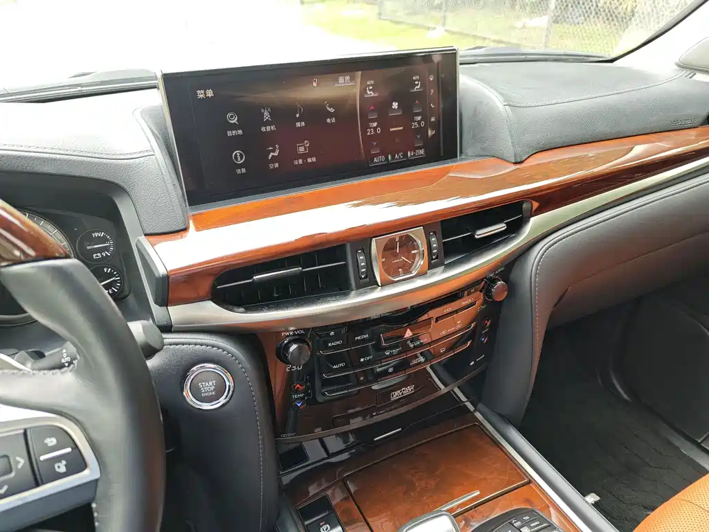 Lexus LX 2016 — фото 17