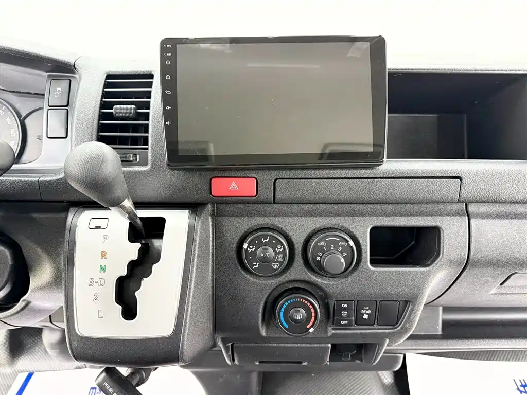 Toyota Hiace 2018 — фото 10