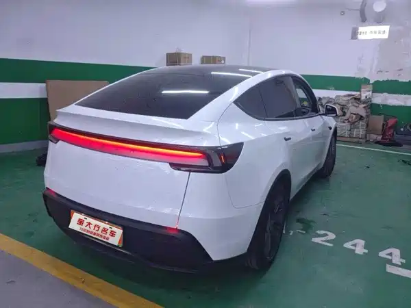 Tesla Model Y 2025