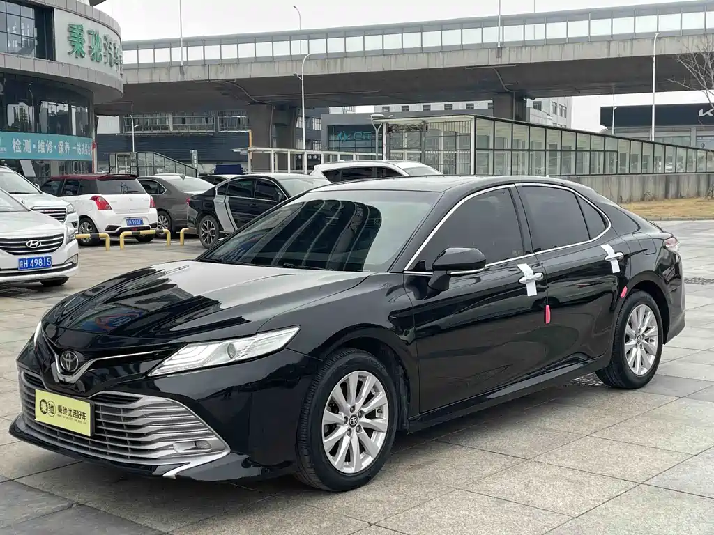 Toyota Camry 2019 — фото 1