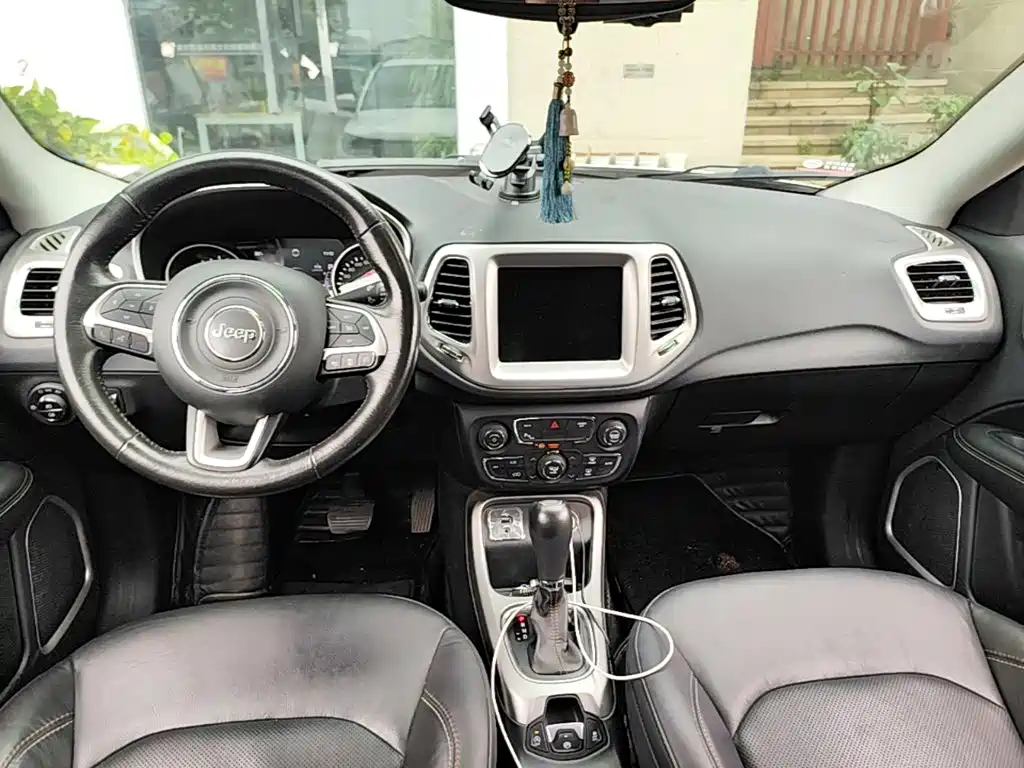 Jeep Compass 2018 — фото 10