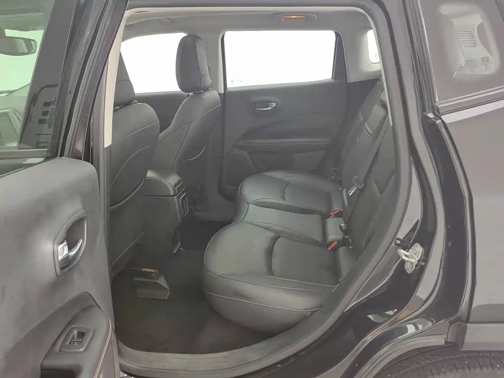 Jeep Compass 2017 — фото 15