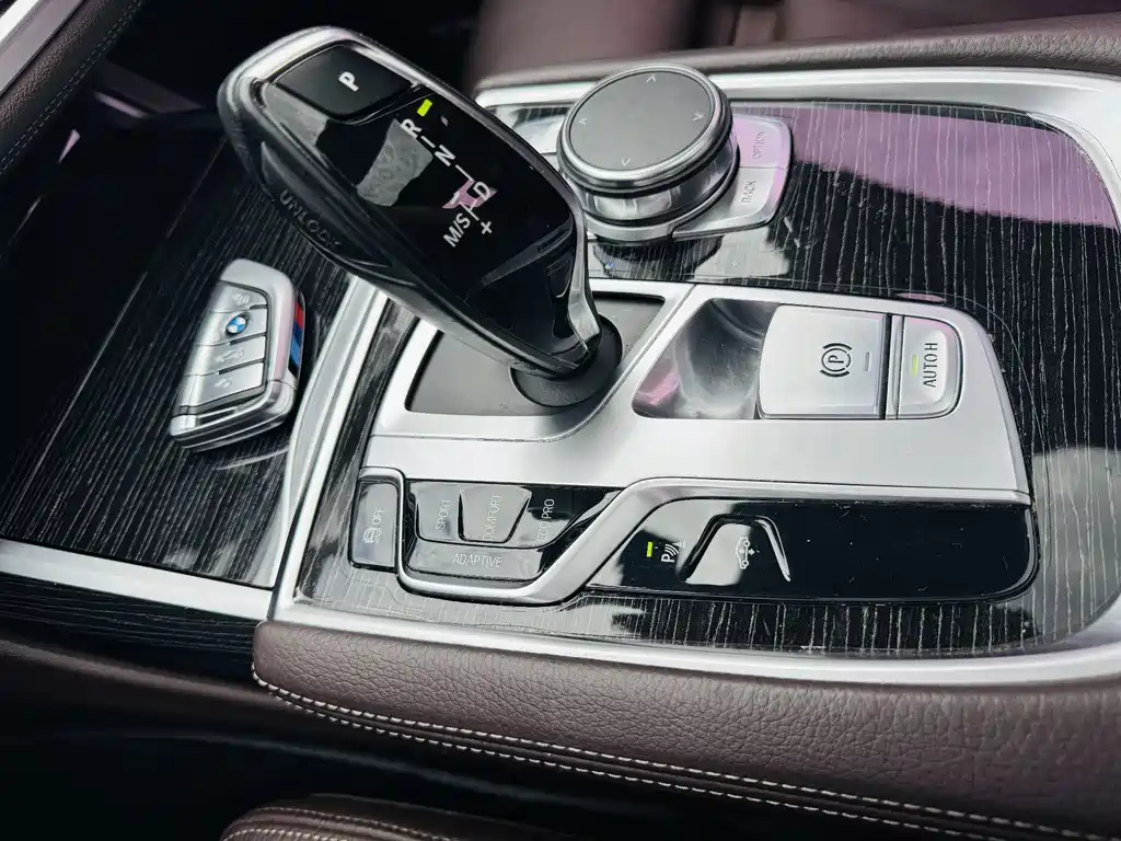 BMW 7 Series 2018 — фото 12
