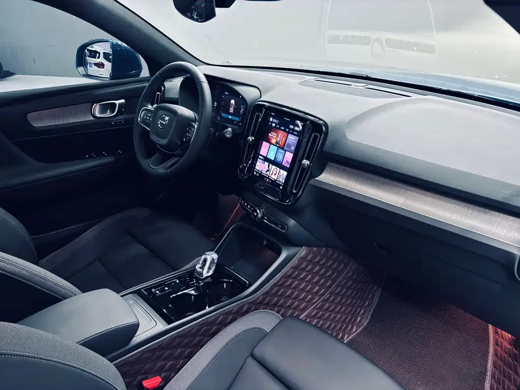 Volvo XC40 2023 — фото 15