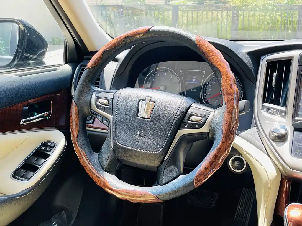 Toyota Crown 2017 — фото 13