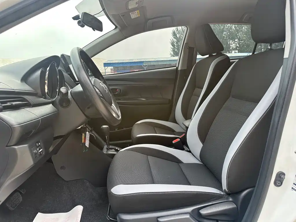 Toyota Yaris L 2022 — фото 12