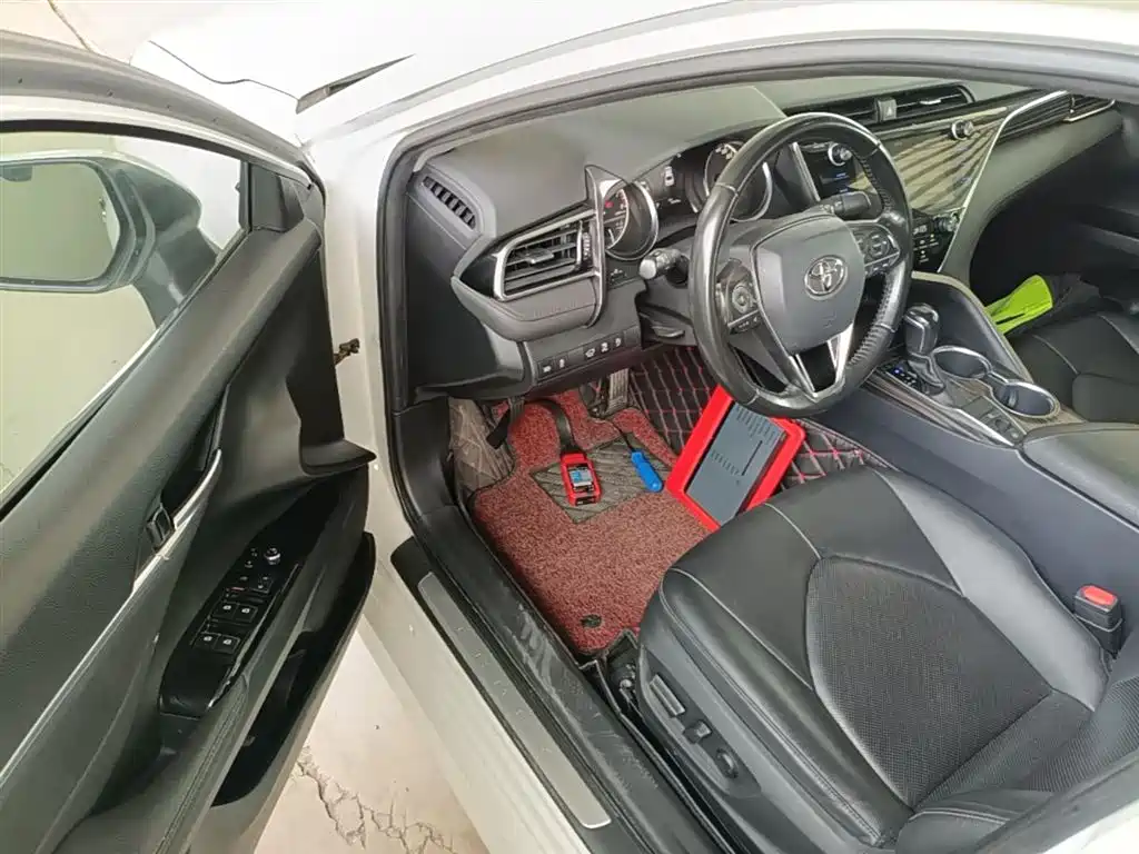 Toyota Camry 2019 — фото 16