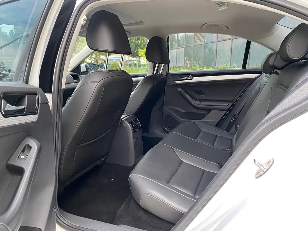 Volkswagen Sagitar 2016