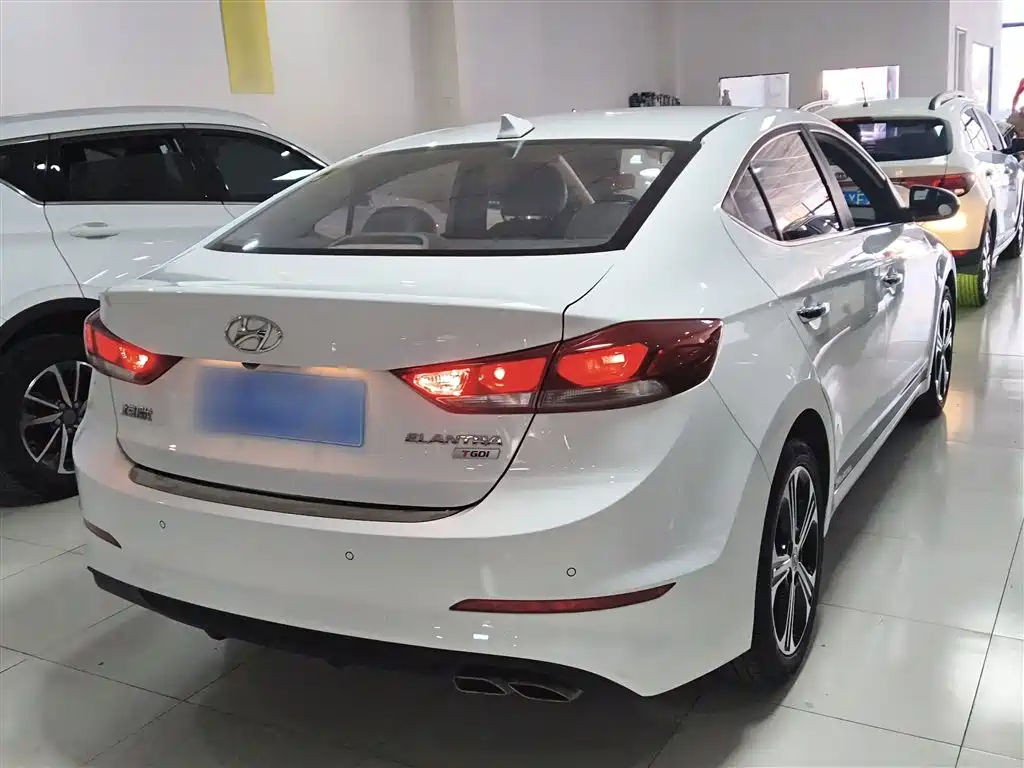 Hyundai Elantra 2019 — фото 4