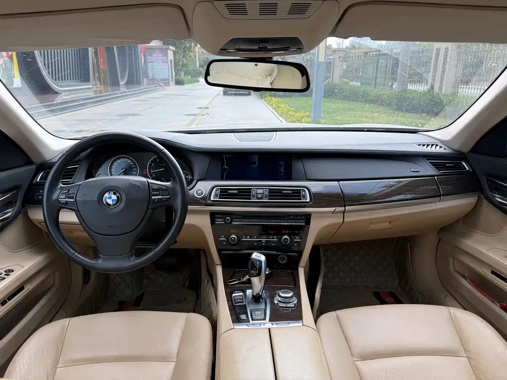 BMW 7 Series 2011 — фото 19