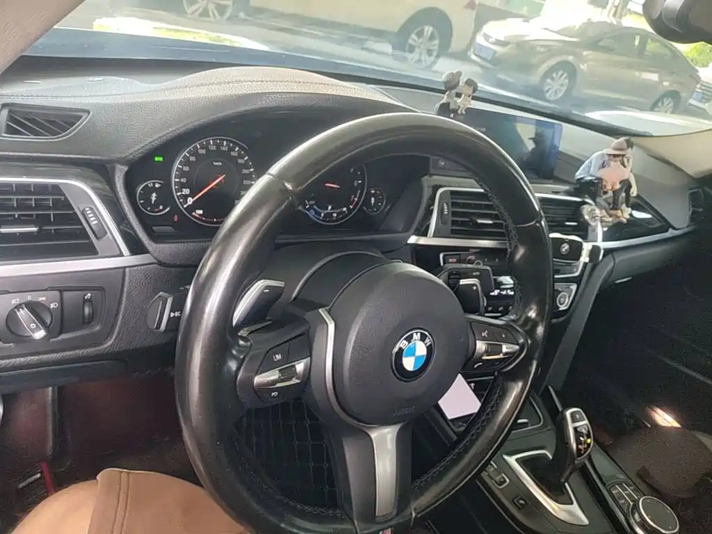 BMW 3 Series 2018 — фото 10