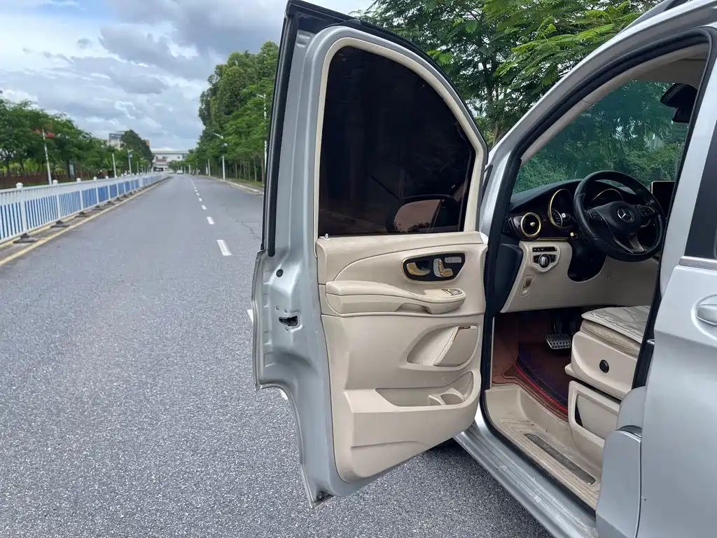 Mercedes-Benz V-Class 2017 — фото 20
