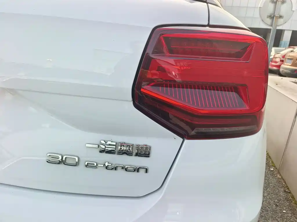Audi Q2L e-tron 2020 — фото 11