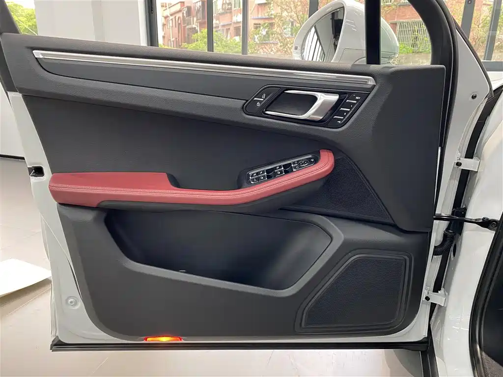 Porsche Macan 2023 — фото 17