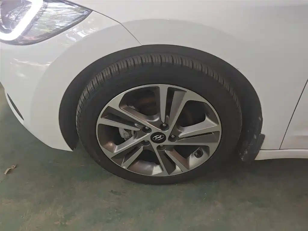 Hyundai Elantra 2018 — фото 23
