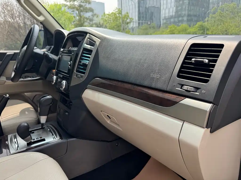 Mitsubishi Pajero 2018 — фото 15