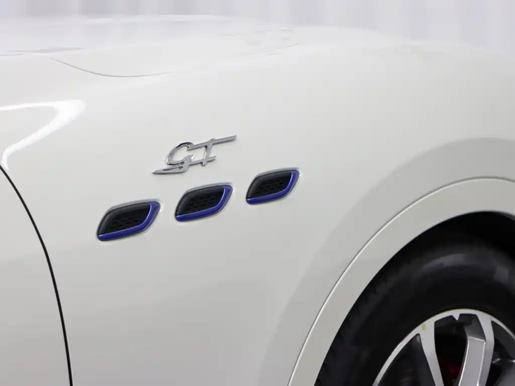 Maserati Levante 2023 — фото 18
