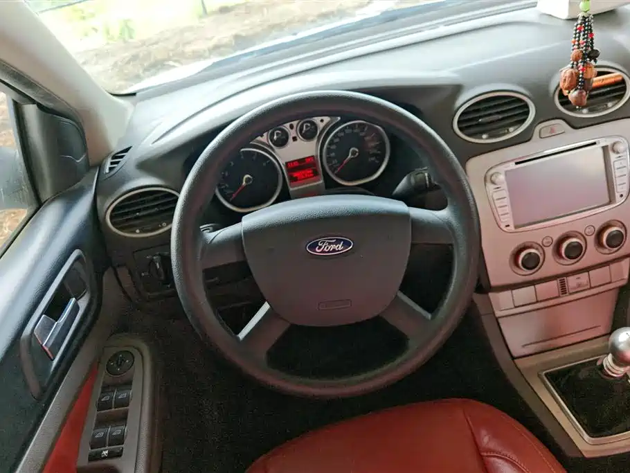 Ford Focus 2014 — фото 15