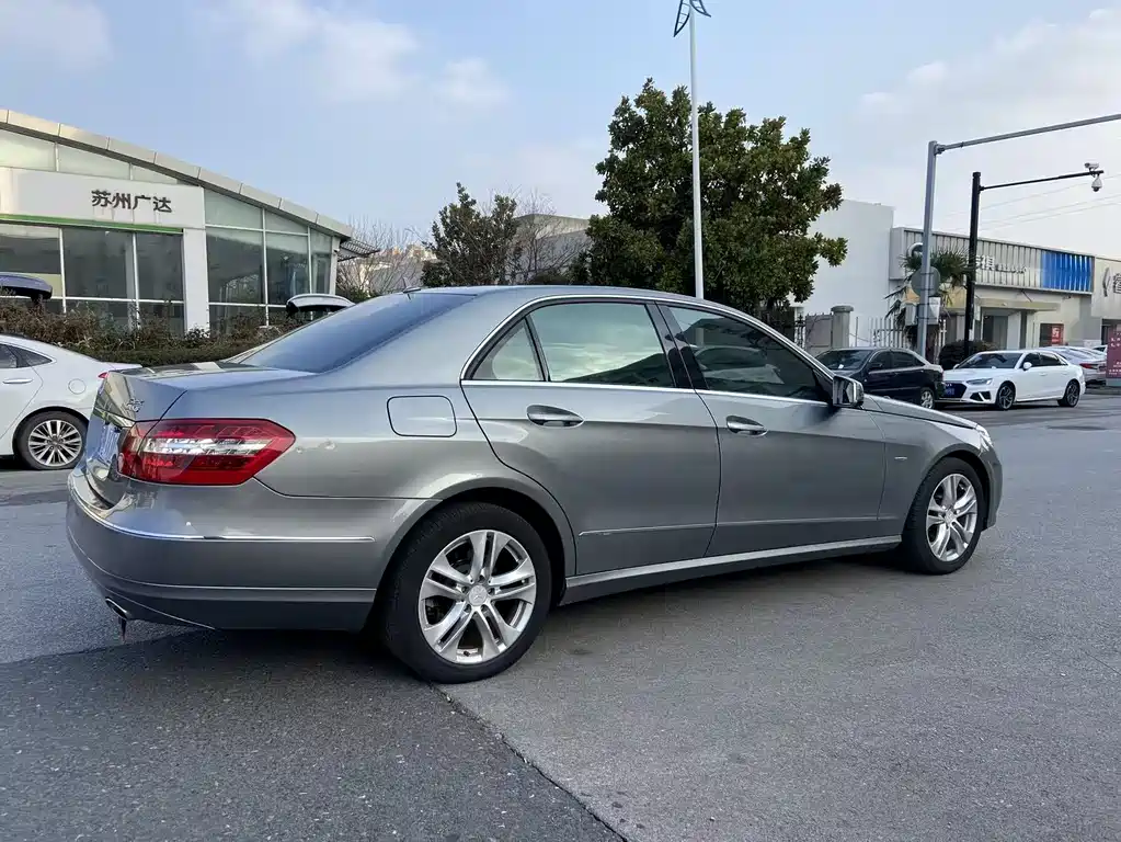 Mercedes-Benz E-Class 2010 — фото 4